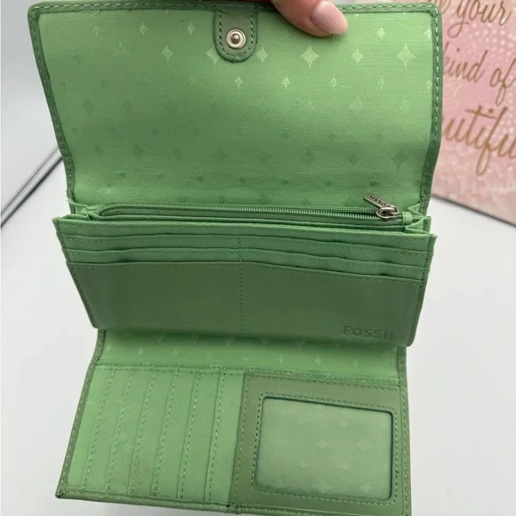 Fossil Green Leather Keyhole-Plate Wallet - Picture 7 of 9